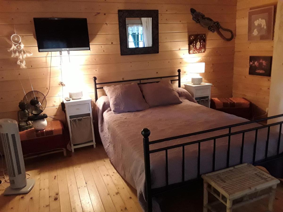 Le Chalet De La Grenouille Verte Tursac Eksteriør billede